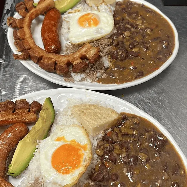 Neivayork Tapas & Grill huevos y frijoles